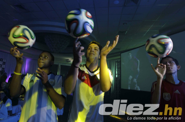Diunsa presentó el balón oficial del Mundial Brasil 2014.