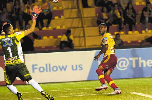 RUMORES Y FICHAJES: ¡Blas Pérez llegaría a Honduras y Costa Rica seguirá exportando!