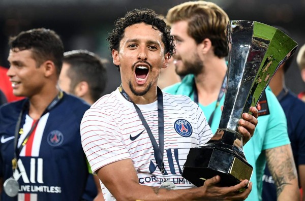 El beso a la copa, el emotivo abrazo y la foto grupal, así celebró Neymar la Súpercopa con el PSG