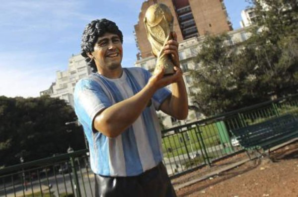 ¿Cuál se parece más? Las estatuas en honor a futbolistas históricos