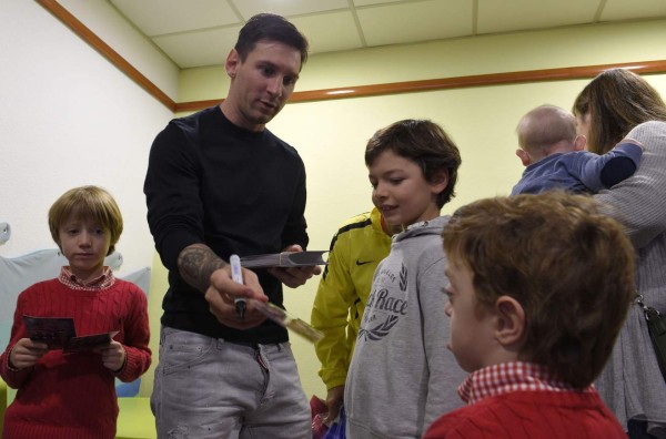 Lionel Messi se toma fotos y firma autógrafos en su visita a los hospitales de Barcelona