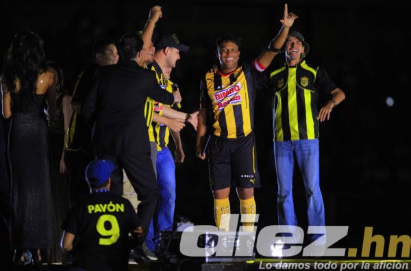 Inolvidable despedida de un ídolo Carlos Pavón