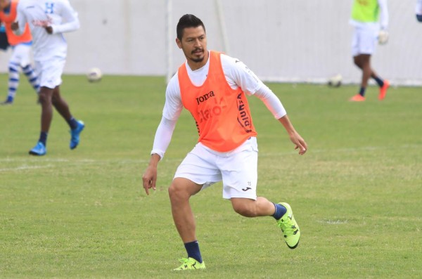 Roger Espinoza y su look se roba las miradas en entreno de Honduras