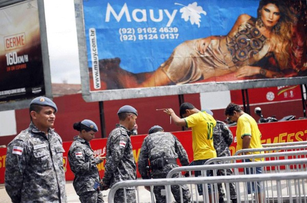 Hondureños y suizos ponen la fiesta en Manaus.