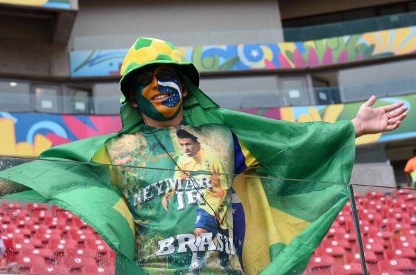 Ambiente en partido de Camerún y Brasil.
