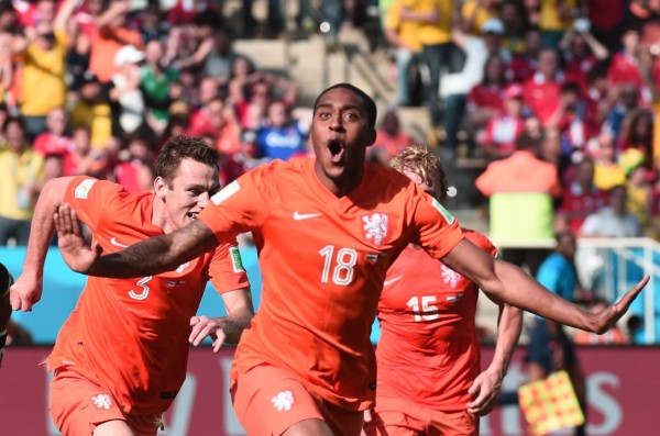 Holanda venció 2-0 a Chile con goles de Leroy Fer y Memphis Depay.