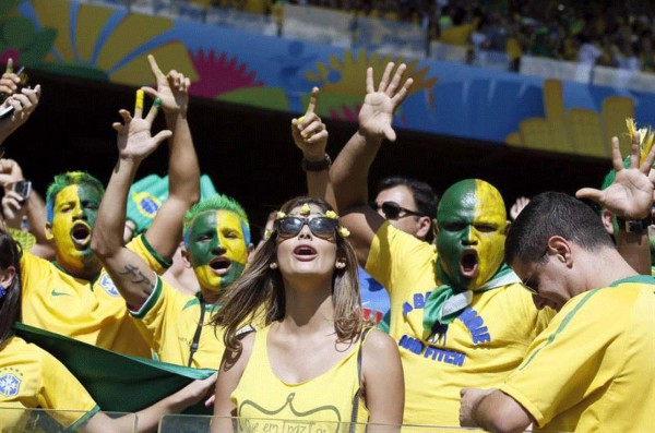 Aficionados disfrutan el Mundial a ritmo de samba.