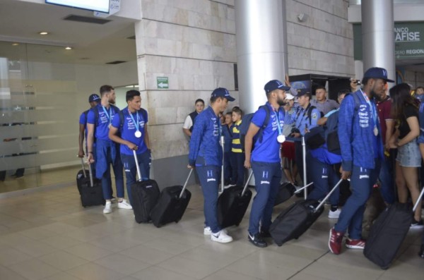 FOTOS: Familiares, novias y hasta un perro, así recibieron a la Sub-23 de Honduras