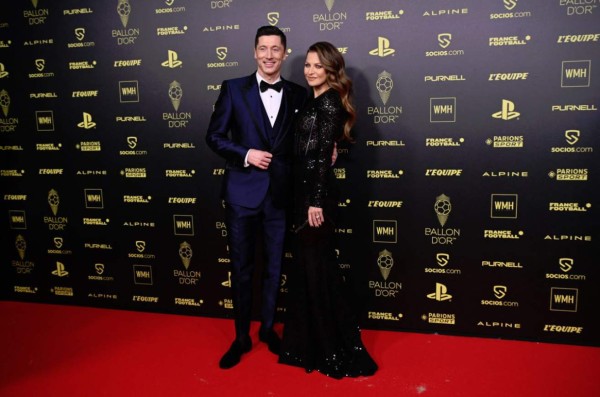 ¿¡Spiderman!? La curiosa alfombra roja del Balón de Oro 2021: el gesto de Mbappé y el jugador que llegó con su madre