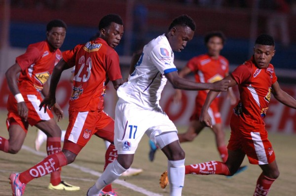 Vida y Olimpia igualaron 0-0 en un juego en el que solo faltaron los goles