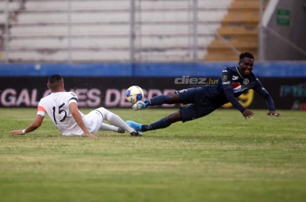 El beso de Moreira, hermosa novia de jugador del Platense y 'Firulais' fue protagonista