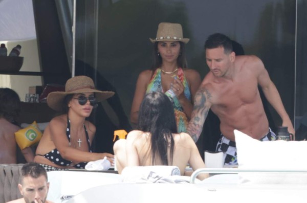 Así fue 'cazado' Messi junto a Suárez y Fábregas en Ibiza mientras se define su futuro en Barcelona