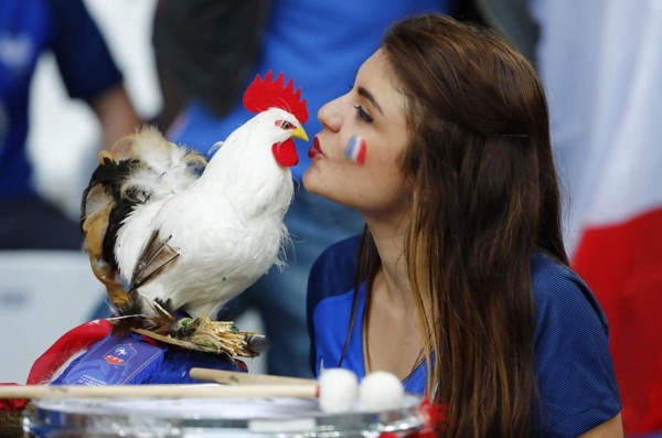 Bellas y ardientes albanesas calentaron la Eurocopa en el juego ante Francia