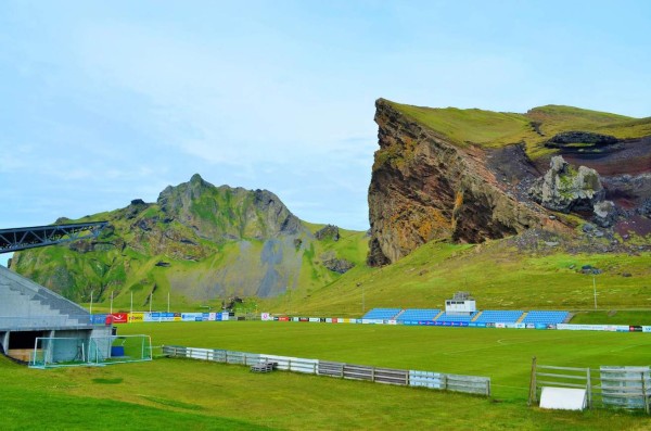 Las increíbles y bellas canchas de Islandia donde se juega fútbol profesional