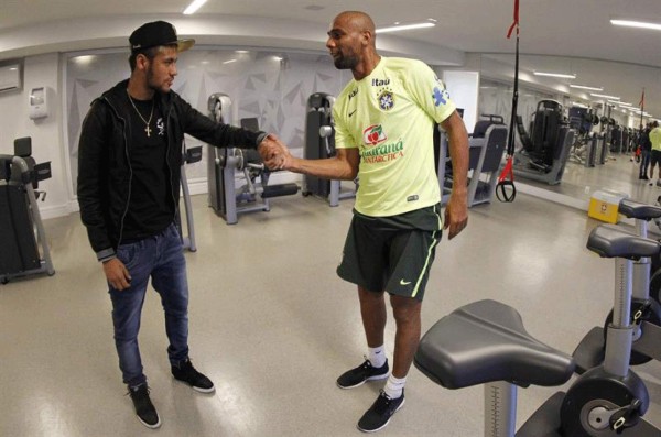 Neymar visitó a sus compañeros la concentración de Brasil.