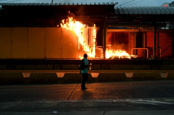 Protestas, saqueos y destrucción: Jueves caótico en Honduras