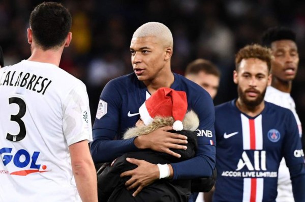 Para ser leyenda no necesitas mucho: El gran gesto de Mbappé con un niño en pleno partido del PSG&nbsp;&nbsp;&nbsp;&nbsp;