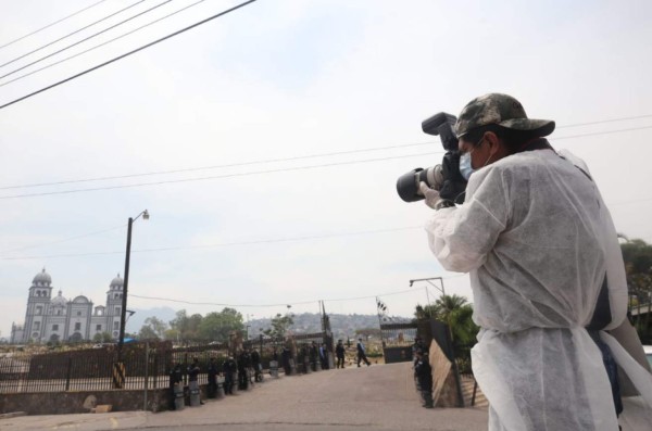 Solo con sus familiares: Así fue el entierro de Rafael Callejas en Tegucigalpa