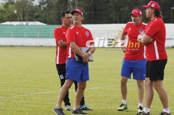 Y ahora con Michaell Chirinos: El Olimpia de Pedro Troglio con dos y tres hombres por puesto
