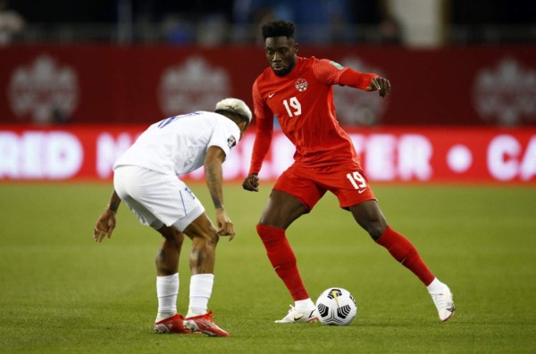 ¡Qué foto de Andy Najar conteniendo la furia de Alphonso Davies! Las mejores imágenes del Canadá-Honduras en Toronto