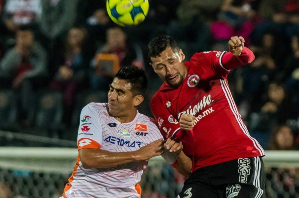 Yasser Corona convulsiona en pleno partido tras duro golpe en la cabeza