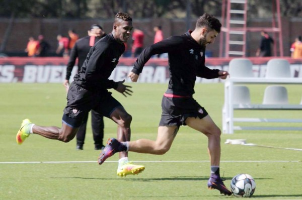 Beckeles vuelve a entrenar con Necaxa y no peligra para la Selección