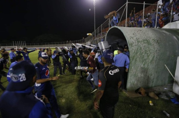 FOTOS: Motagüenses de Comayagua le lanzaron de todo a la Upn y los tildó de 'vendidos”