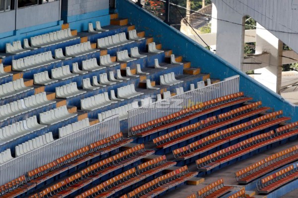 Ni con maquillaje luce bien el estadio Nacional: Agujeros en las graderías, engramillado dañado y láminas como 'adornos'