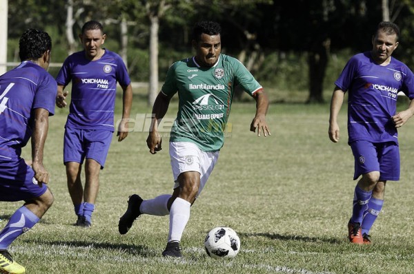 Mariano Acevedo le dice adiós al fútbol profesional y ahora brilla en los Veteranos