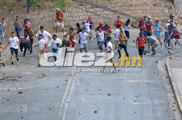¡TERRIBLES IMÁGENES! Así fue la bronca entre las barras de Olimpia y Motagua