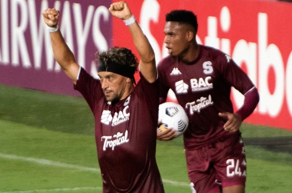 Saprissa contiene una sorpresa y vence a un aguerrido Comunicaciones Liga Concacaf