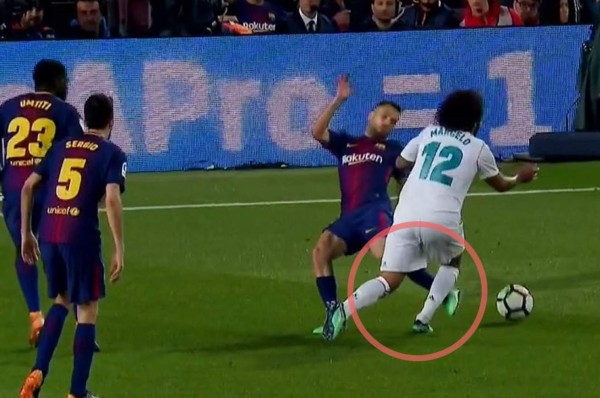 ¡Le perdonan claro penal al Barcelona en el Clásico ante el Real Madrid!