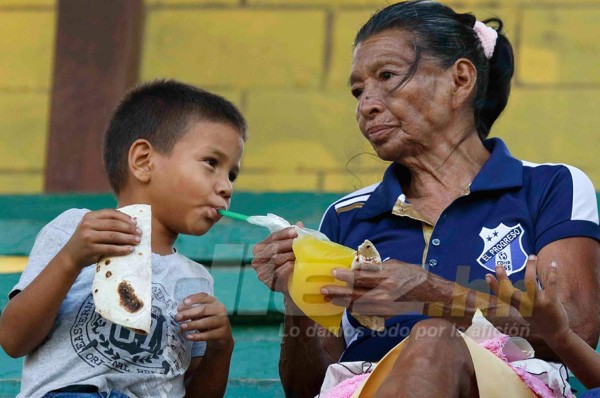 Abuelita del 'Ñangui” Cardona protagoniza tierna imagen en el Micheletti