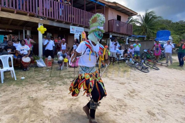 Conmovedora historia y fiesta garifuna incluida: Así se vivió la quinta edición del evento de ciclismo Roatán Point 2 Point