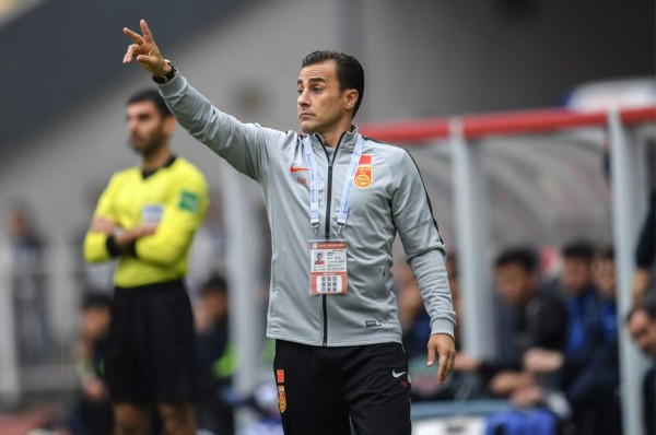 La China de Cannavaro no camina; Uzbekistán, dirigida por Cúper los derrota