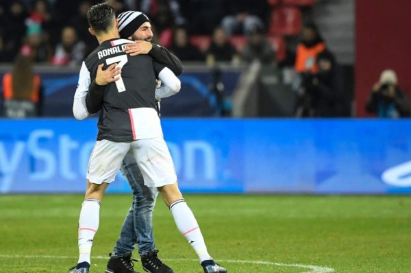 Fotos: Bronca de Cristiano Ronaldo tras ser agarrado del cuello por un hincha; quería una selfie