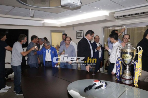 Fotos: Así fue el brindis de la directiva del Olimpia junto con Pedro Troglio por la copa 31