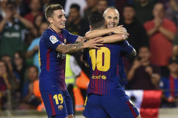 El Barcelona derrota al Málaga con lo justo y con polémica