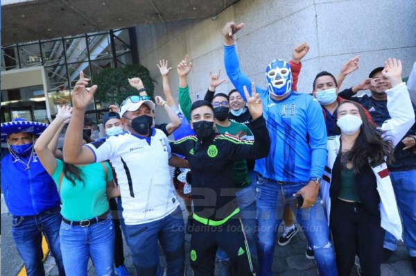 ¡Tomaron el Ángel de la Independencia! Hondureños decoran el centro del D.F. previo al choque ante México