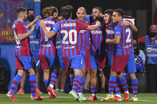 ''Engañaste a D10s'': afición del Barça ataca a Laporta en las afueras del estadio tras el adiós de Messi