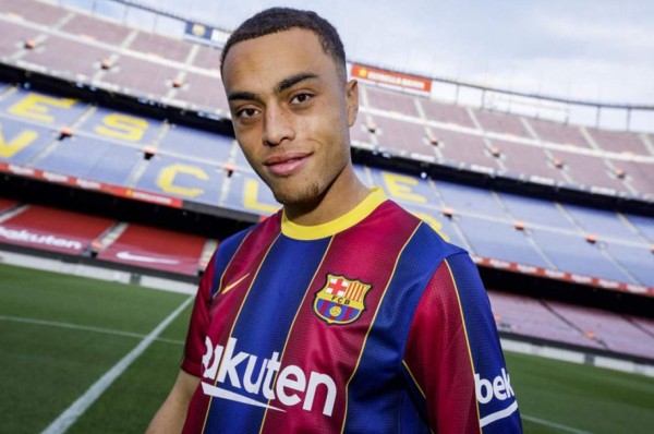 Barcelona: Sergiño Dest tira magia en su presentación, pero también comete tremendo blooper