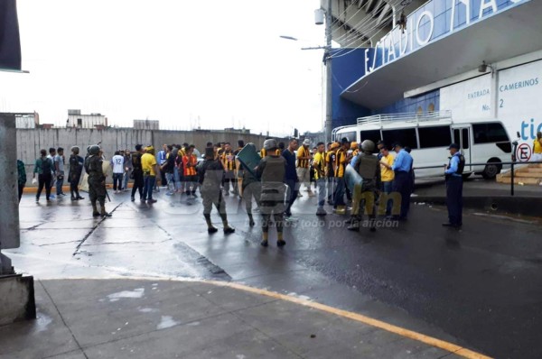 Barras del Olimpia y Real España protagonizan nueva pelea en afueras del Nacional