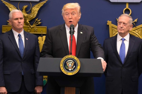 Donald Trump comienza el día atacando a la prensa