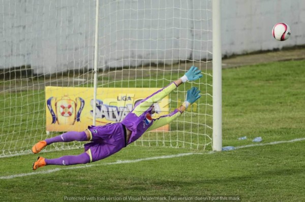 NO SE VIO: Fulminados por el calor, polémica, patadas y la bella del puerto
