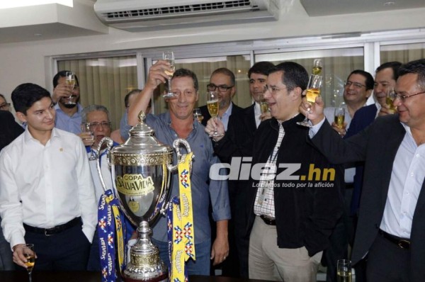 Fotos: Así fue el brindis de la directiva del Olimpia junto con Pedro Troglio por la copa 31