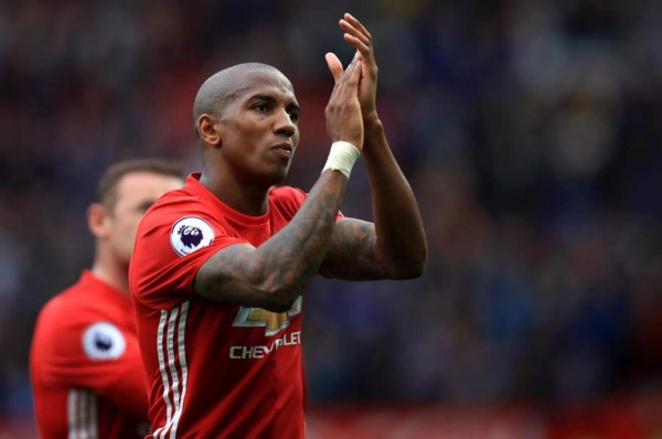 Ashley Young renueva por un año, hasta 2019, con el Manchester United