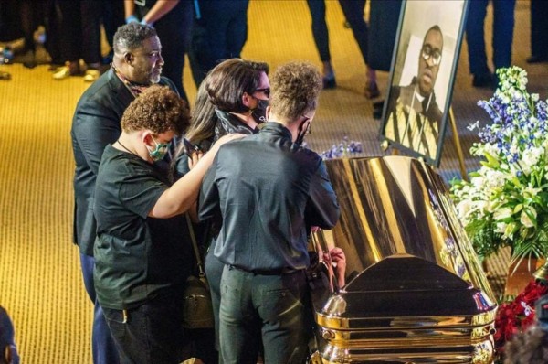 Reverendo en homenaje a George Floyd: 'La comunidad negra tiene la rodilla al cuello'