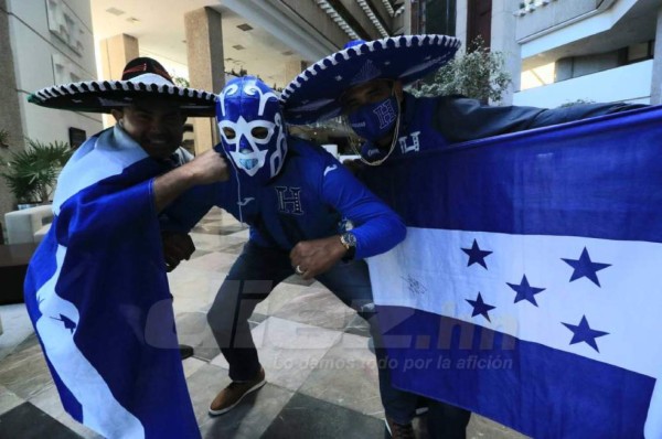 ¡Tomaron el Ángel de la Independencia! Hondureños decoran el centro del D.F. previo al choque ante México
