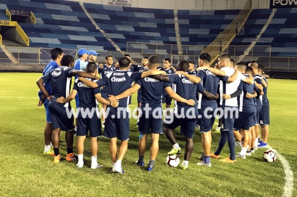 Motagua reconoce la cancha del Cuscatlán antes de la batalla frente al Alianza