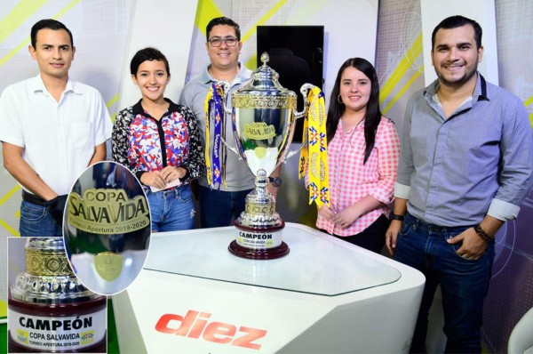 La copa que se llevará el campeón de la Liga SalvaVida visitó la redacción de Diez